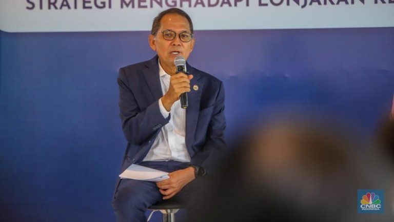 OJK Bertindak Tegas: 13 Lembaga Keuangan Dalam Sorotan!