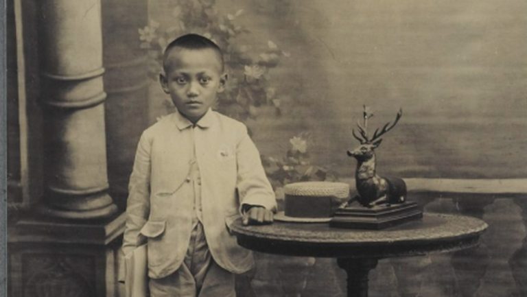 Pilih Jalan Sunyi: Anak Kartini Tolak Kemewahan Dunia! Pilih Jalan Sunyi: Anak Kartini Tolak Kemewahan Dunia!