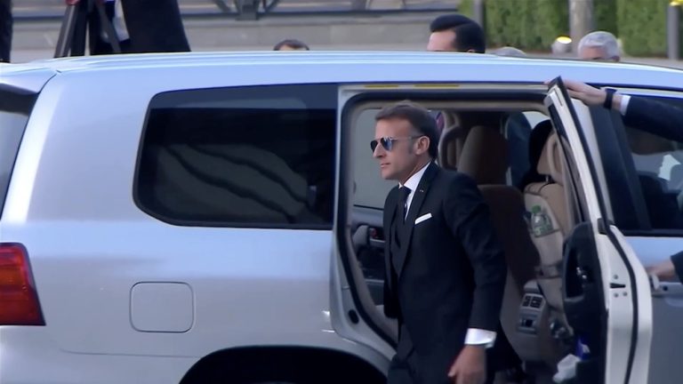 Macron Lawan Trump: Kedaulatan Prancis di Kanada Dipertaruhkan!
