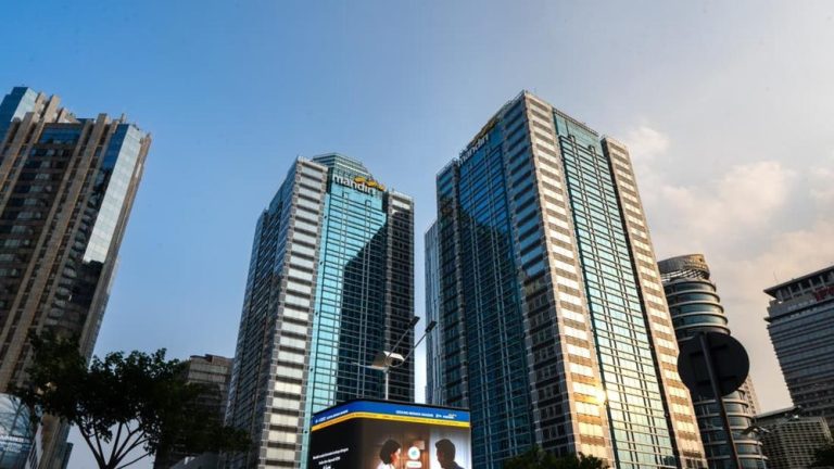 Kado Manis HUT ke-28 Bank Mandiri Bagi Investor